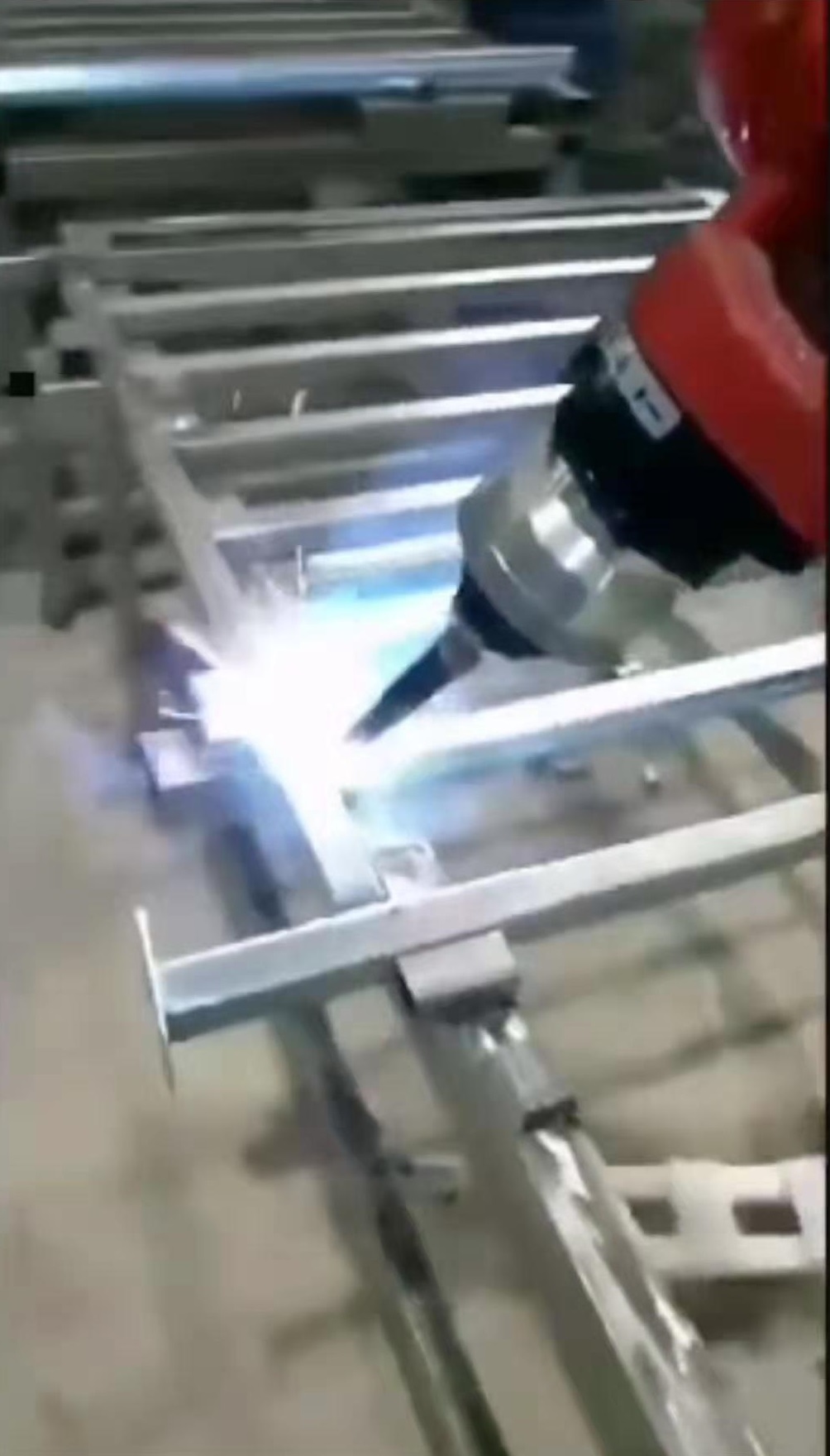 全自動(dòng)機(jī)器人焊機(jī)